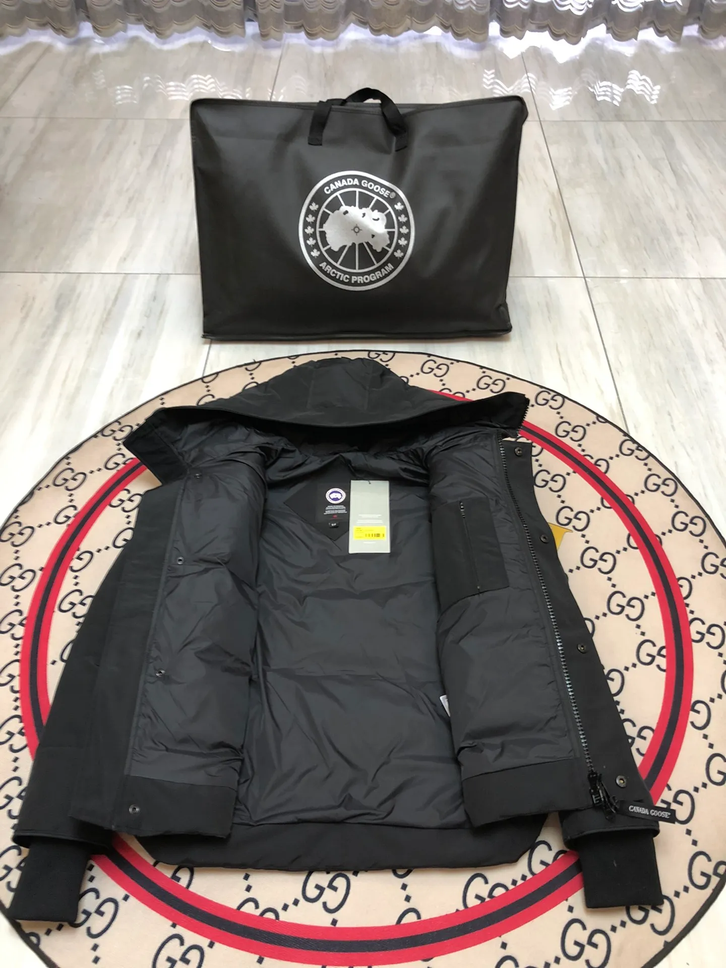 P640 Canada Goose MacMillan parka 17 styles for men and women, short style without fur collar, Arctic and Antarctic scientific expedition teams and others choose Canada Goose as their winter wear, the Rolls-Royce of down jackets. ➖ Industry-leading anti-counterfeiting chip sensing. ➖ Imported Behringer embroidery machines and customized embroidery labels, the highest level and industry leading. ➖ Imported Korean 21-count polyester-cotton blended original fabric, TC85 waterproof coated fabric, water-repellent, windproof and wear-resistant. ➖ The new national standard 80 white duck down is filled with an average of 520 grams of down. The amount of down filled is industry-leading. ➖ 100% nylon lining with double double-layer sealing design to prevent velvet running, and seamless thread design on the cuffs! ➖ Western Canadian Green Wolf Collar. ➖ Yoshida YKK provides original factory-customized electroplated sliders. YKK two-way lockable zippers are tight and smooth and do not peel off paint. ➖ 3M composite Velcro is durable and the accessories and hardware are all custom-made. Note: Our copywriting is only simple and clear. Instead of bragging about the copywriting, it is better to compare and understand with samples. Only for the purest goose, the most dedicated, the most professional, the highest quality, the highest cost performance! Color: green gray red off-white navy black SIZE: S-XXL [with size chart]